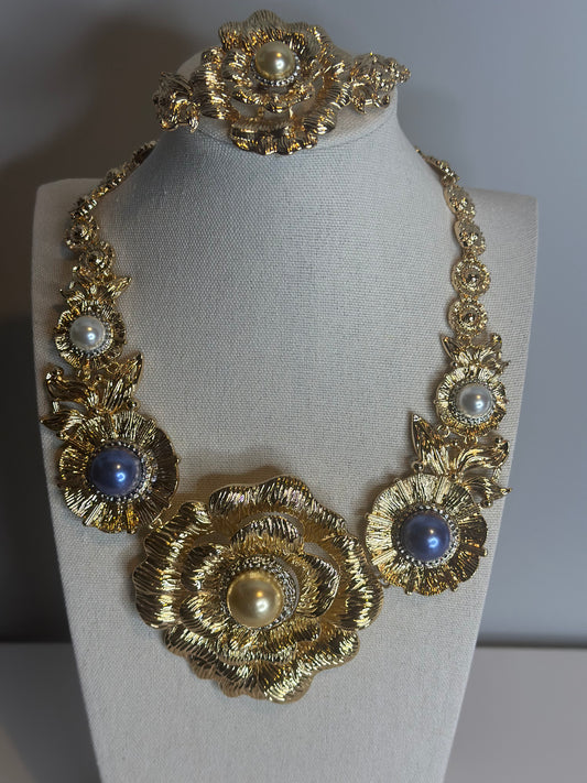 Beautiful Gold Flower and Pearl Necklace Set